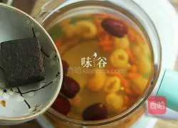 Illustration of how to make red dates, longan, wolfberry and brown sugar water 5
