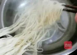 Illustration of how to make fried noodles with spicy pepper and shredded pork 2