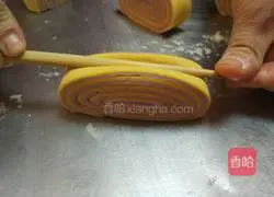 Illustration of how to make watermelon steamed buns 8