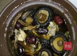 Illustration of how to make purple clay pot mushroom and chicken soup 5