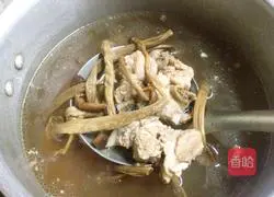 Illustration of how to make tea tree mushroom pork ribs soup 5