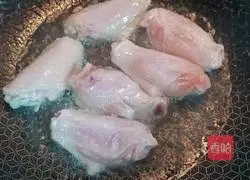 Illustration of how to cook kelp and soybean stewed chicken wings 4