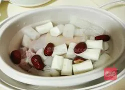 Illustration of how to make chicken legs, bamboo shoots and yam soup 6