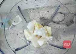 Illustration of how to make melon yogurt shake 3