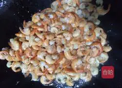 Illustration of how to make stir-fried river shrimp with leeks 5