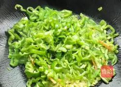 Illustration of how to stir-fry gluten with green pepper 4