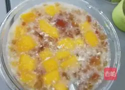 Illustration of how to make milk, papaya and peach gum stewed 3