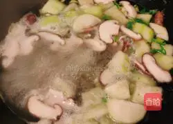 Illustration of how to make loofah and egg soup 8