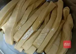 Illustration of how to make fried twists 4