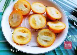 Illustration of how to make kumquat, snow pear and red date soup 3