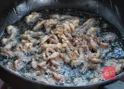 Illustration of how to make stir-fried noodles with garlic moss and shredded pork 5