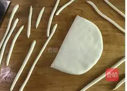 Illustration of how to make hand-pulled noodles 7