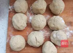 Illustration of how to make black bean dregs pastry 11