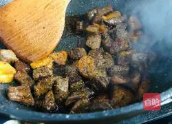 Simple and delicious recipe for beef cubes with king oyster mushrooms 12