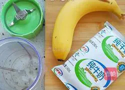 Illustration of how to make banana milkshake 1