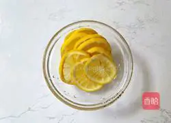 Illustration of how to make lemon lychee and bayberry drink 5