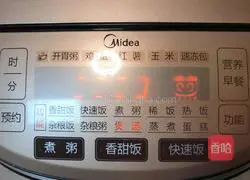 Illustration of how to make peach gum stewed with snow pear 7