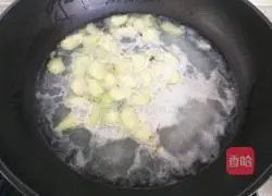 Illustration of how to make clam and luffa soup 9