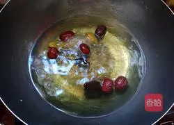 Illustration of how to make red dates and brown sugar water 3