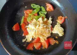 Illustration of how to make tomato, egg and pepper noodle soup 7