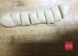 Illustration of how to make dumpling wrappers 3