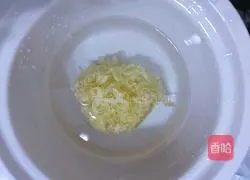 Illustration of how to make fruit white fungus soup 2