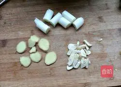 Illustration of how to make potato and beef stew 3