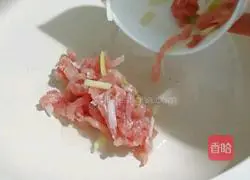 Illustration of how to make hot shredded pork noodle soup 1