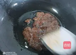 Illustration of how to make noodles with scallion oil 12