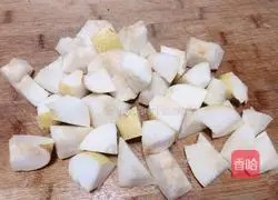 Illustration of how to stew Sydney pears with rock sugar 4