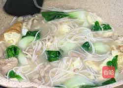Illustration of how to make vegetable, egg and shredded pork noodle soup 9