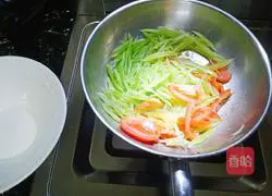 Illustration of how to make lettuce, tomato and egg soup 4