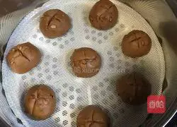 Illustration of how to make brown sugar blossom steamed buns 14