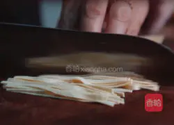 Illustration of how to make hot and sour beef soup 2