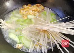 Illustration of how to make loofah and egg noodle soup 7