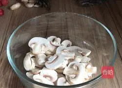 Illustration of how to make scrambled eggs with green and red peppers and mushrooms 1