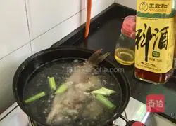 Illustration of how to make braised crucian carp 8