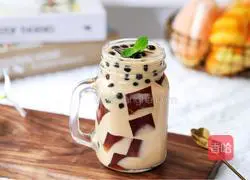 Illustration of how to mix tea jelly with pearl milk tea 14