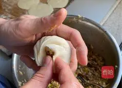 Illustration of how to make pork and mushroom buns 12