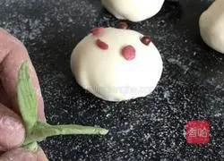 Small dumplings with grass on their heads Illustration of how to make steamed buns 9