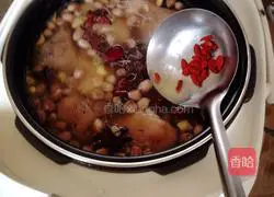 Soybean, peanut and pig's trotter soup recipe 7