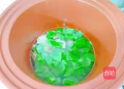 Illustration of how to make lettuce and chicken soup 11 