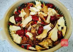 Illustration of how to make chicken soup with colorful mushrooms 4