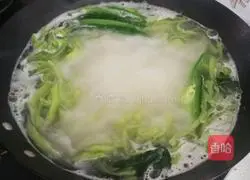 Illustration of how to make tomato, egg and spinach noodles 4