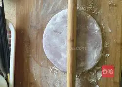 Illustration of how to make purple cabbage hand-rolled noodles 11