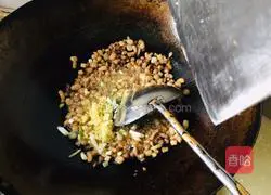 Illustration of how to make spinach and mushroom fried noodles 3