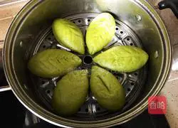 Illustration of how to make green leaf bean paste buns 15