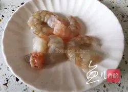 Illustration of how to make beef, shrimp, and asparagus pasta 2