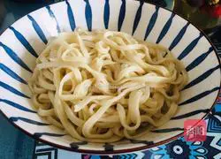 Illustration of how to make hand-made egg and tomato noodles 16