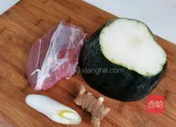 Illustration of how to make smooth meat and winter melon soup 1